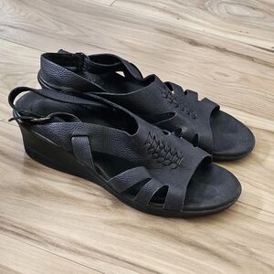 Keen Women's  Black Leather Shoes Sandals   2.5 Inch Heel  Size 9